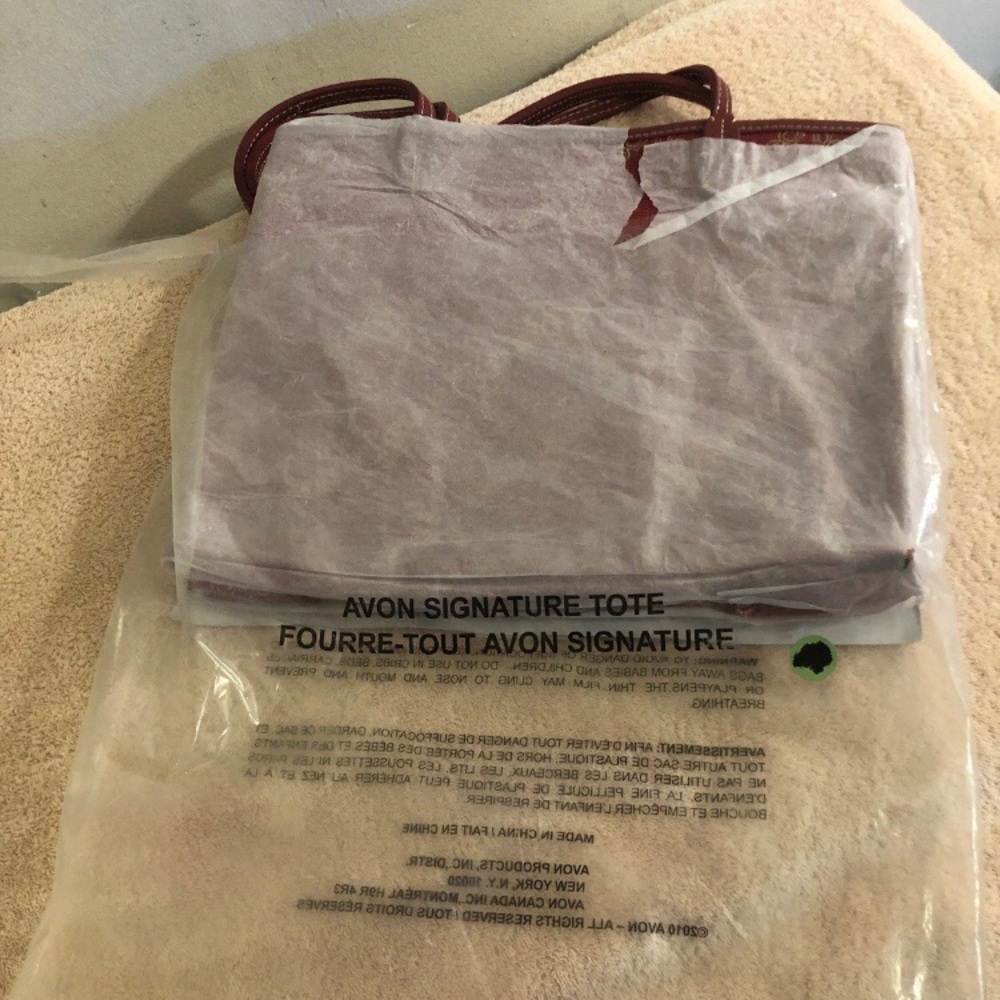 2010 Avon Signature Red Tote With Matching Pouch NOP